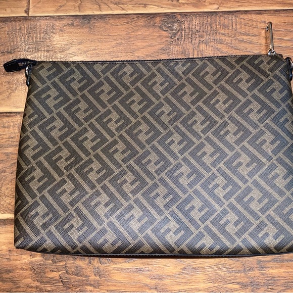 Fendi Men’s medium messenger bag, Zucca, Textured Leather - Picture 2 of 14